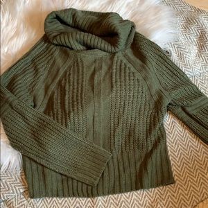 Cropped olive green sweater, turtle neck 🌵
